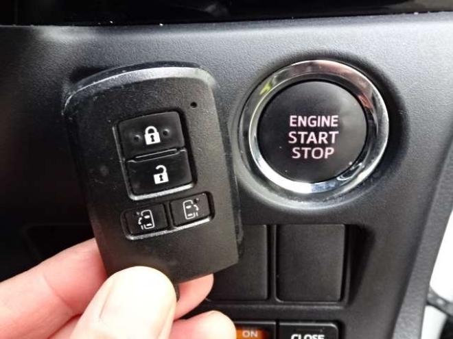 ヴォクシー2.0 ZS 煌II 4WD　本州車　保証1年/走行距離無制限　4WD　後期型　トヨタセーフティセンス　両側パワースライドドア　純正ナビ　地デジ　バックカメラ　LEDヘッドライト　ビルトインETC　クルーズコントロール　冬タイヤ付属　USB接続 2000
