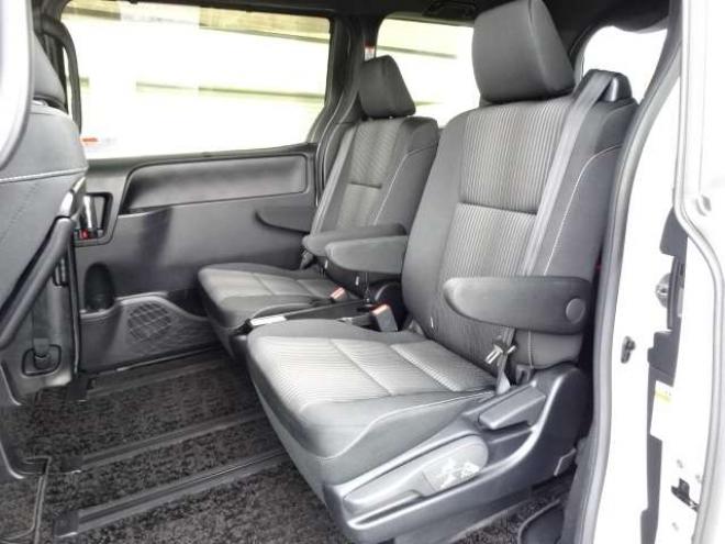 ヴォクシー2.0 ZS 煌II 4WD　本州車　保証1年/走行距離無制限　4WD　後期型　トヨタセーフティセンス　両側パワースライドドア　純正ナビ　地デジ　バックカメラ　LEDヘッドライト　ビルトインETC　クルーズコントロール　冬タイヤ付属　USB接続 2000