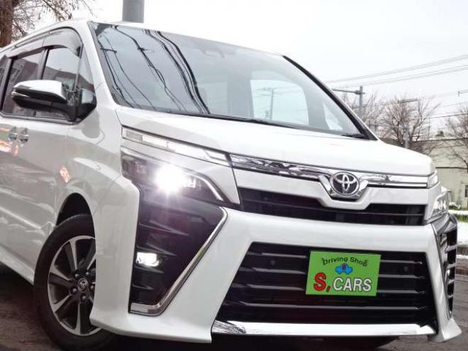 ヴォクシー2.0 ZS 煌II 4WD　本州車　保証1年/走行距離無制限　4WD　後期型　トヨタセーフティセンス　両側パワースライドドア　純正ナビ　地デジ　バックカメラ　LEDヘッドライト　ビルトインETC　クルーズコントロール　冬タイヤ付属　USB接続 2000