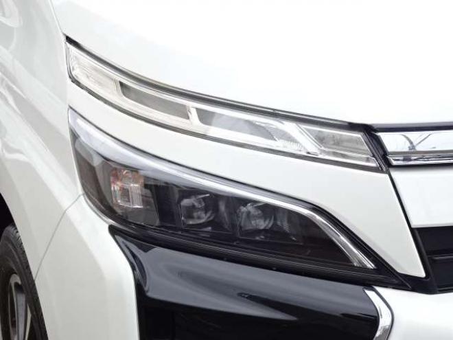 ヴォクシー2.0 ZS 煌II 4WD　本州車　保証1年/走行距離無制限　4WD　後期型　トヨタセーフティセンス　両側パワースライドドア　純正ナビ　地デジ　バックカメラ　LEDヘッドライト　ビルトインETC　クルーズコントロール　冬タイヤ付属　USB接続 2000