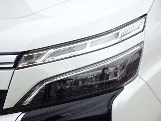 ヴォクシー2.0 ZS 煌II 4WD　本州車　保証1年/走行距離無制限　4WD　後期型　トヨタセーフティセンス　両側パワースライドドア　純正ナビ　地デジ　バックカメラ　LEDヘッドライト　ビルトインETC　クルーズコントロール　冬タイヤ付属　USB接続 2000