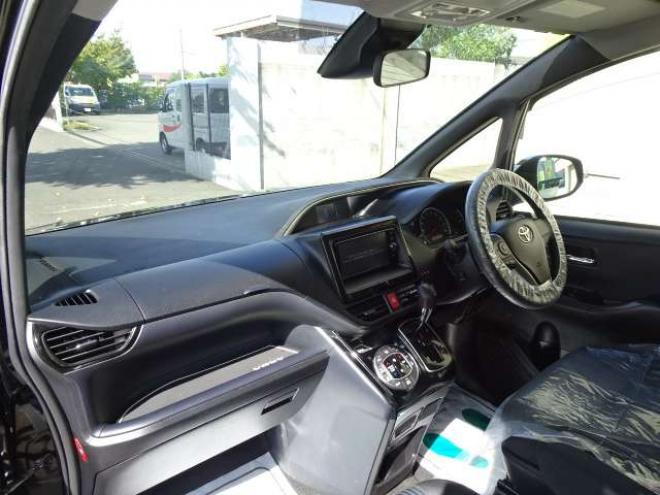 ヴォクシー2.0 ZS 煌II 4WD　本州車　保証1年/走行距離無制限　4WD　トヨタセーフティセンス　両側パワースライドドア　純正ナビ　ビルトインETC　LEDヘッドライト　純正16インチアルミホイール アイドリングストップ　スマートキー　冬タイヤ付 2000