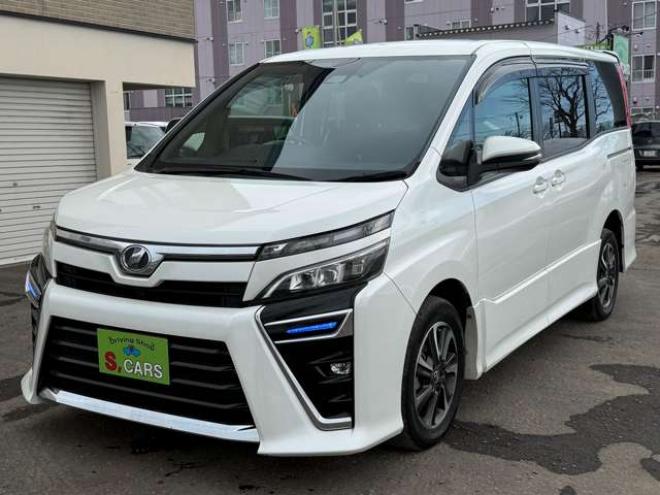 ヴォクシー2.0 ZS 4WD　本州車　保証1年/走行距離無制限　4WD　後期型　トヨタセーフティセンス　両側パワースライドドア　純正ナビ　地デジ　バックカメラ　8人乗り　社外テールレンズ　ビルトインETC　LEDヘッドライト　冬タイヤ付属 2000