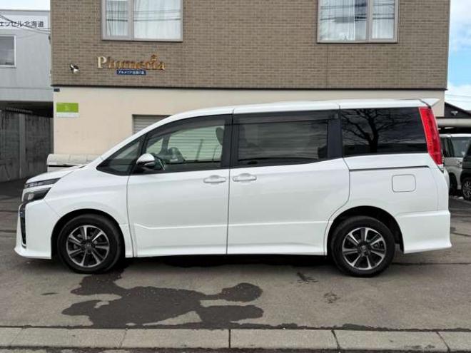 ヴォクシー2.0 ZS 4WD　本州車　保証1年/走行距離無制限　4WD　後期型　トヨタセーフティセンス　両側パワースライドドア　純正ナビ　地デジ　バックカメラ　8人乗り　社外テールレンズ　ビルトインETC　LEDヘッドライト　冬タイヤ付属 2000
