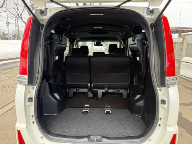 ヴォクシー2.0 ZS 4WD　本州車　保証1年/走行距離無制限　4WD　後期型　トヨタセーフティセンス　両側パワースライドドア　純正ナビ　地デジ　バックカメラ　8人乗り　社外テールレンズ　ビルトインETC　LEDヘッドライト　冬タイヤ付属 2000