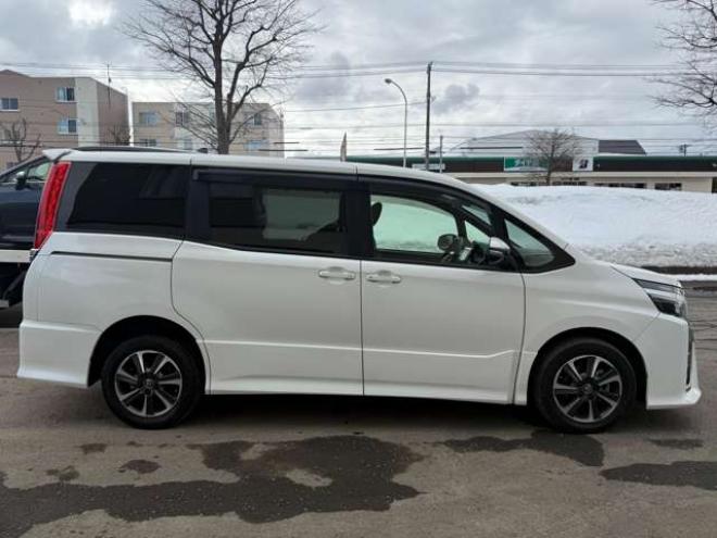 ヴォクシー2.0 ZS 4WD　本州車　保証1年/走行距離無制限　4WD　後期型　トヨタセーフティセンス　両側パワースライドドア　純正ナビ　地デジ　バックカメラ　8人乗り　社外テールレンズ　ビルトインETC　LEDヘッドライト　冬タイヤ付属 2000