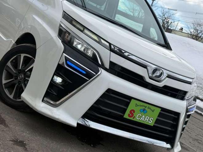 ヴォクシー2.0 ZS 4WD　本州車　保証1年/走行距離無制限　4WD　後期型　トヨタセーフティセンス　両側パワースライドドア　純正ナビ　地デジ　バックカメラ　8人乗り　社外テールレンズ　ビルトインETC　LEDヘッドライト　冬タイヤ付属 2000