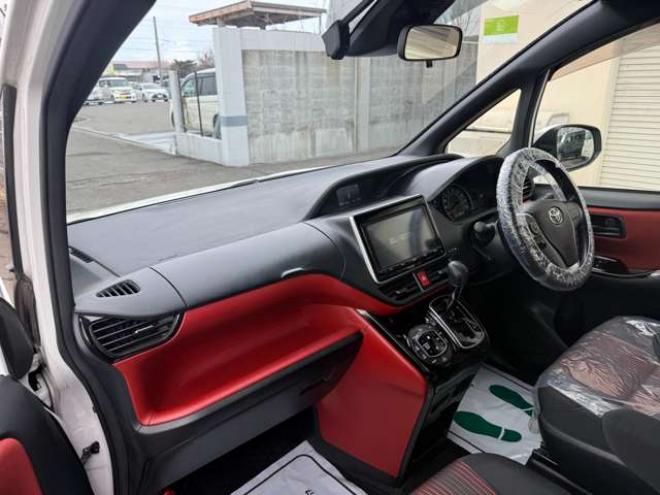 ヴォクシー2.0 ZS 4WD　本州車　保証1年/走行距離無制限　4WD　後期型　トヨタセーフティセンス　両側パワースライドドア　純正ナビ　地デジ　バックカメラ　8人乗り　社外テールレンズ　ビルトインETC　LEDヘッドライト　冬タイヤ付属 2000