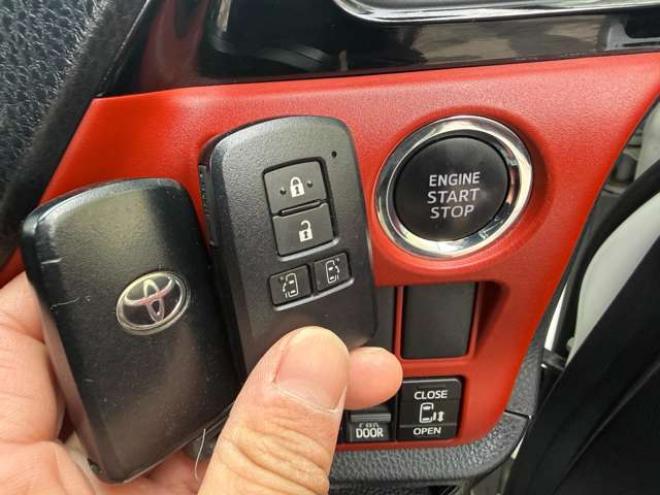 ヴォクシー2.0 ZS 4WD　本州車　保証1年/走行距離無制限　4WD　後期型　トヨタセーフティセンス　両側パワースライドドア　純正ナビ　地デジ　バックカメラ　8人乗り　社外テールレンズ　ビルトインETC　LEDヘッドライト　冬タイヤ付属 2000