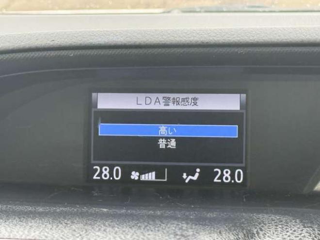 ヴォクシー2.0 ZS 4WD　本州車　保証1年/走行距離無制限　4WD　後期型　トヨタセーフティセンス　両側パワースライドドア　純正ナビ　地デジ　バックカメラ　8人乗り　社外テールレンズ　ビルトインETC　LEDヘッドライト　冬タイヤ付属 2000