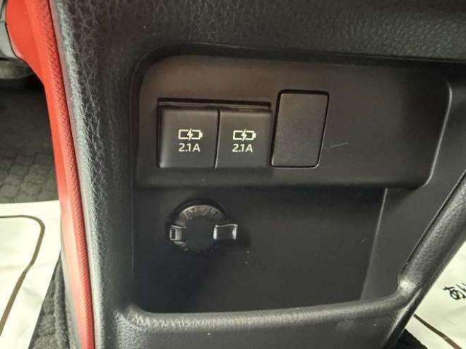 ヴォクシー2.0 ZS 4WD　本州車　保証1年/走行距離無制限　4WD　後期型　トヨタセーフティセンス　両側パワースライドドア　純正ナビ　地デジ　バックカメラ　8人乗り　社外テールレンズ　ビルトインETC　LEDヘッドライト　冬タイヤ付属 2000