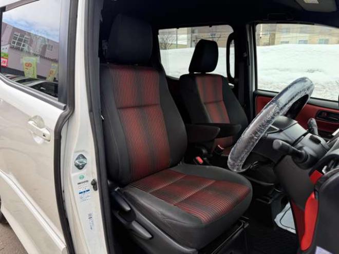 ヴォクシー2.0 ZS 4WD　本州車　保証1年/走行距離無制限　4WD　後期型　トヨタセーフティセンス　両側パワースライドドア　純正ナビ　地デジ　バックカメラ　8人乗り　社外テールレンズ　ビルトインETC　LEDヘッドライト　冬タイヤ付属 2000