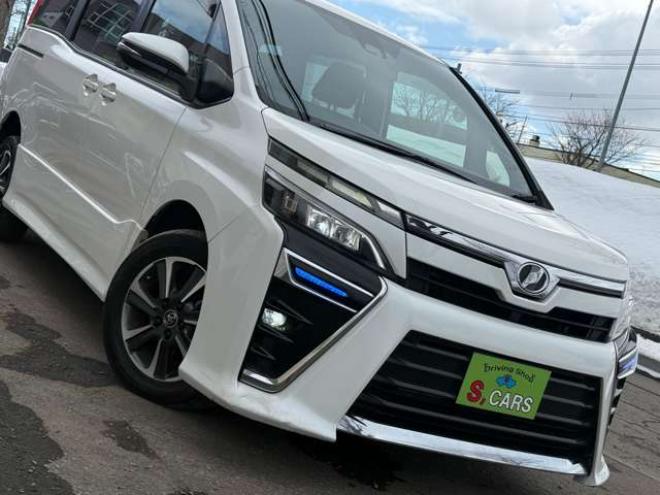 ヴォクシー2.0 ZS 4WD　本州車　保証1年/走行距離無制限　4WD　後期型　トヨタセーフティセンス　両側パワースライドドア　純正ナビ　地デジ　バックカメラ　8人乗り　社外テールレンズ　ビルトインETC　LEDヘッドライト　冬タイヤ付属 2000