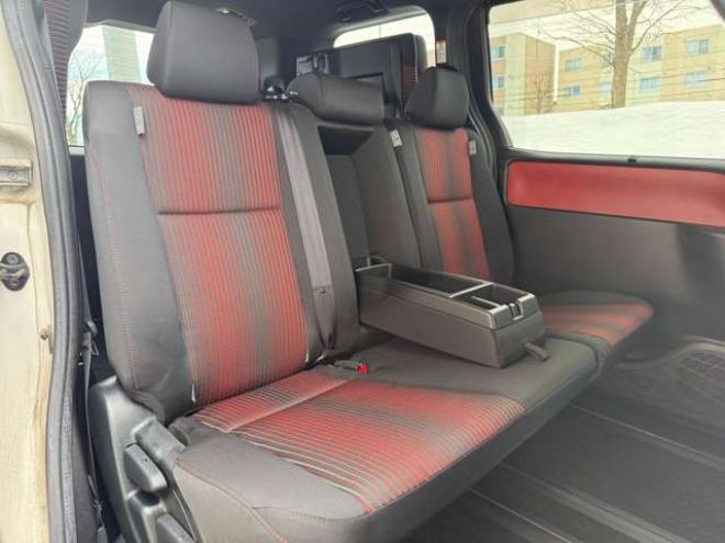 ヴォクシー2.0 ZS 4WD　本州車　保証1年/走行距離無制限　4WD　後期型　トヨタセーフティセンス　両側パワースライドドア　純正ナビ　地デジ　バックカメラ　8人乗り　社外テールレンズ　ビルトインETC　LEDヘッドライト　冬タイヤ付属 2000