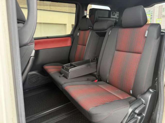 ヴォクシー2.0 ZS 4WD　本州車　保証1年/走行距離無制限　4WD　後期型　トヨタセーフティセンス　両側パワースライドドア　純正ナビ　地デジ　バックカメラ　8人乗り　社外テールレンズ　ビルトインETC　LEDヘッドライト　冬タイヤ付属 2000