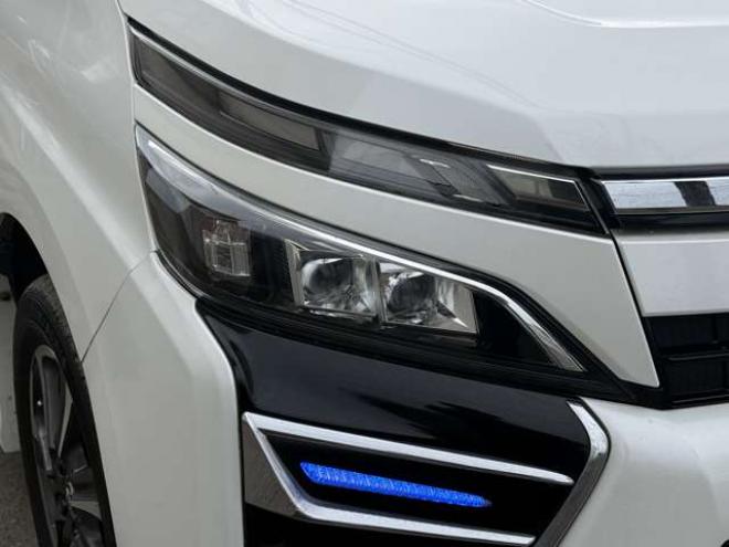 ヴォクシー2.0 ZS 4WD　本州車　保証1年/走行距離無制限　4WD　後期型　トヨタセーフティセンス　両側パワースライドドア　純正ナビ　地デジ　バックカメラ　8人乗り　社外テールレンズ　ビルトインETC　LEDヘッドライト　冬タイヤ付属 2000