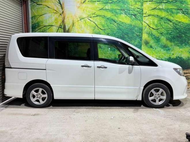 セレナ2.0 ハイウェイスター Vセレクション 4WD　防錆塗装4WDTVナビETC積込タイヤ 2000