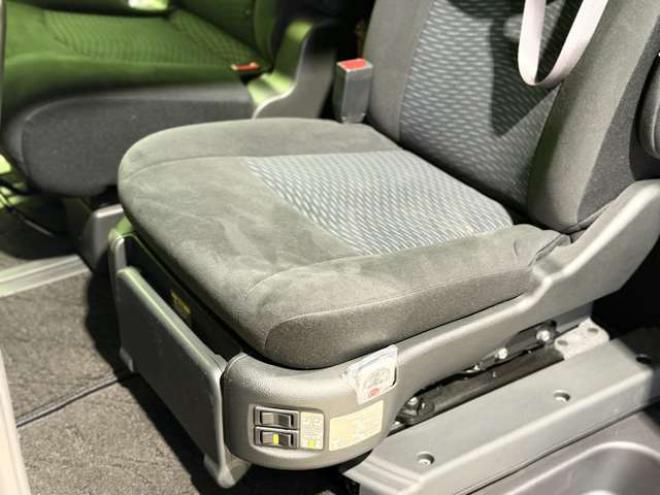 セレナ2.0 20X Vセレクション+Safety アンシャンテ セカンドスライドUP AセーフティPKG 4WD　防錆塗装4WDTVナビBカメエンスタETC積込タイヤ 2000