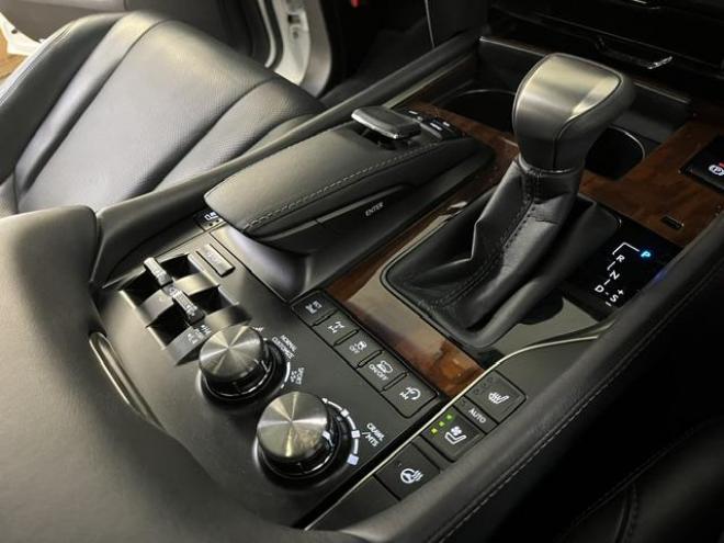 レクサスＬＸ５７０　本州仕入　寒冷地仕様　禁煙車　純正２０インチＡＷ　レクサスセーフティセンス　マークレビンソン　モデリスタスポイラー　純正ブラックレザーシート　社外１８インチＡＷ＋スタッドレスタイヤ　パノラミックビュー 4WD 5700 5Dr