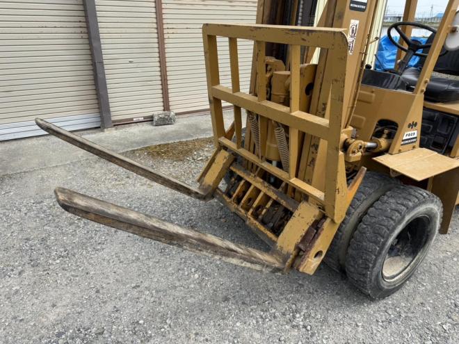 フォークリフトコマツ FD25 ヒンジ付きディーゼル ダブルタイヤ
