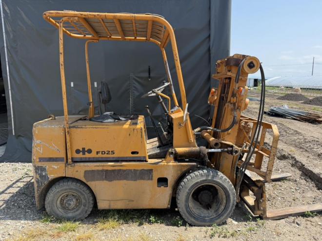 フォークリフトコマツ FD25 2.5トンディーゼル ヒンジ付き シングルタイヤ