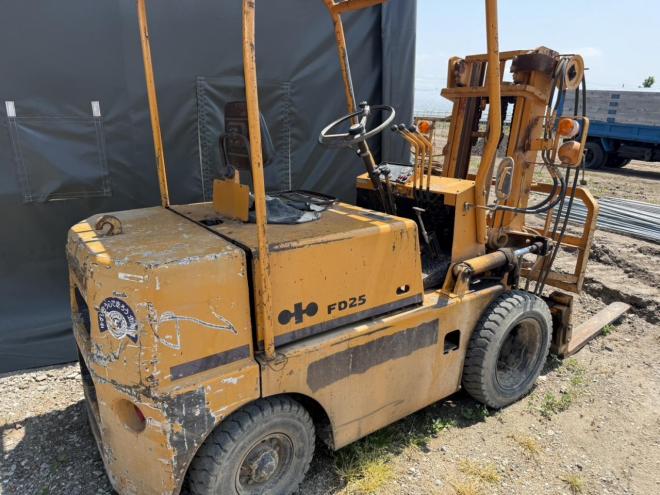 フォークリフトコマツ FD25 2.5トンディーゼル ヒンジ付き シングルタイヤ