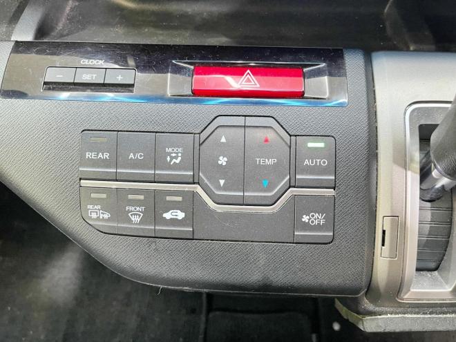 ステップワゴン2.0スパーダZ 4WD 5年保証 スマキー 両側パワスラ ナビTV Bカメ 自社認証工場 車検整備2年付 修復歴無 寒冷地仕様 禁煙