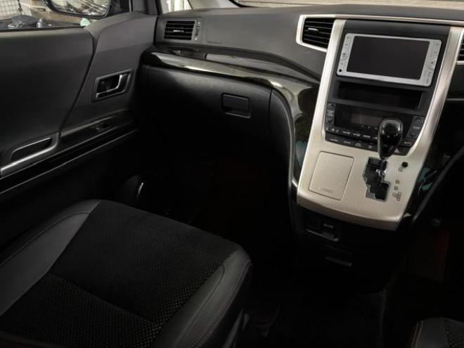 ヴェルファイア２．４Ｚ　ゴールデンアイズⅡ　本州仕入　禁煙車　純正ブラックハーフレザーシート　社外１９インチＡＷ　純正１６ＡＷ＋スタッドレスタイヤ付　両側パワースライドドア　パワーバックドア　クルーズコントロール　前後コーナーセンサー　ＥＴＣ 4WD 2400 5Dr