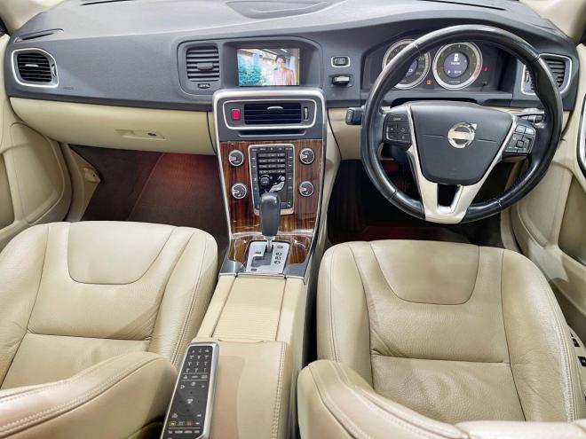 ボルボV60 T6 AWD 4WD 5年保証 サンルーフ ナビTV Bカメ 自社認証工場 車検整備2年付 修復歴無 寒冷地仕様 禁煙
