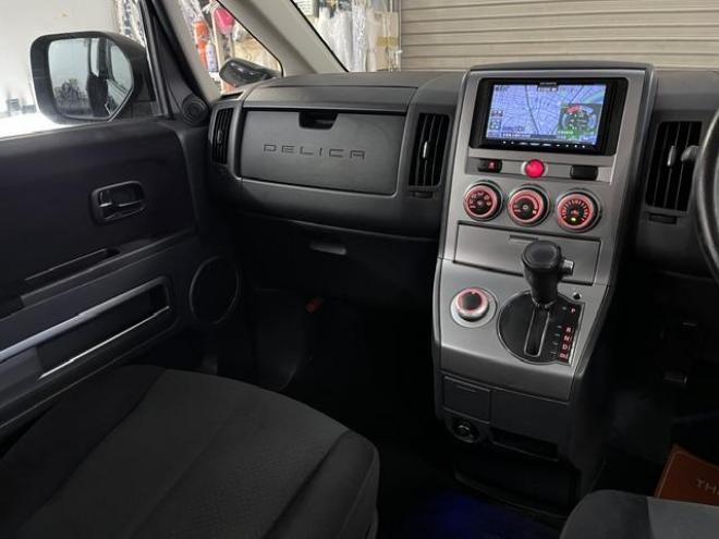 デリカＤ：５　Ｇパワーパッケージ　本州仕入　禁煙車　寒冷地仕様　ＭＫＷ１６ＡＷ＋ヨコハマホワイトレター　新品ＪＡＯＳブラックマッドガード　純正１８ＡＷ＋スタッドレスタイヤ付　アルパインリアフリップダウンモニター　ドライブレコーダー 4WD 2400 5Dr