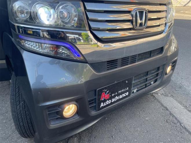 N-BOXカスタム Ｇ・Ｌパッケージ　４ＷＤ　ドライブレコーダー　ＥＴＣ　両側スライド・片側電動　ＨＩＤ　スマートキー　アイドリングストップ　ベンチシート　ＣＶＴ　盗難防止システム　ＡＢＳ　ＥＳＣ　アルミホイール　エアコン 4WD 660 5Dr