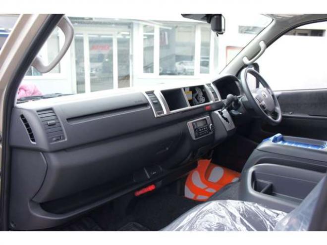 ハイエース2.7 グランドキャビン 4WD　令和8年2月登録　登録済未使用車 走行7キロ　パノラミックビューモニター デジタルインナーミラー　LEDヘッドランプ　LEDフォグランプ　ベージュメタリック　メーカー保証付 登録済未使用車 2700