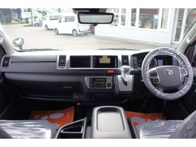 ハイエースファインテックツアラー4WD　R8.1登録済未使用車　デジタルインナーミラー　パノラミックビューモニター　寒冷地仕様　セカンドシート&サードシートオットマン付きキャプテンシート　10人乗り 登録済未使用車 2700