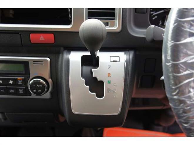 ハイエースファインテックツアラー4WD　R8.1登録済未使用車　デジタルインナーミラー　パノラミックビューモニター　寒冷地仕様　セカンドシート&サードシートオットマン付きキャプテンシート　10人乗り 登録済未使用車 2700