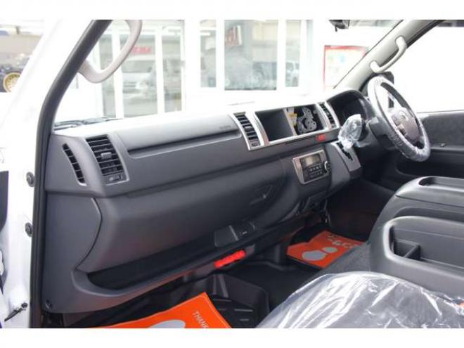 ハイエースファインテックツアラー4WD　R8.1登録済未使用車　デジタルインナーミラー　パノラミックビューモニター　寒冷地仕様　セカンドシート&サードシートオットマン付きキャプテンシート　10人乗り 登録済未使用車 2700