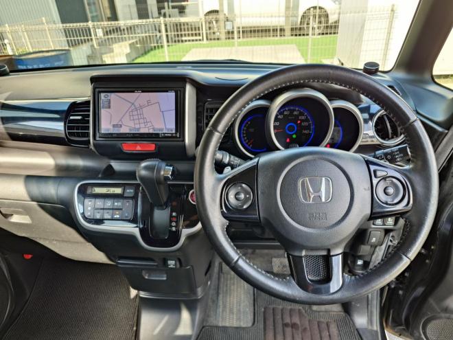 N-BOX カスタムGターボSSパッケージ　ユーザー買取車　当店販売車両　社外ナビ・TV・バックカメラ　Bluetooth　エンジンスターター　ドラレコ前後　プッシュスタート　ETC　オートライト機能　ドアバイザー　タイミングチェーン　JC08モード燃費18.2km/リットル　4WD 660 5Dr