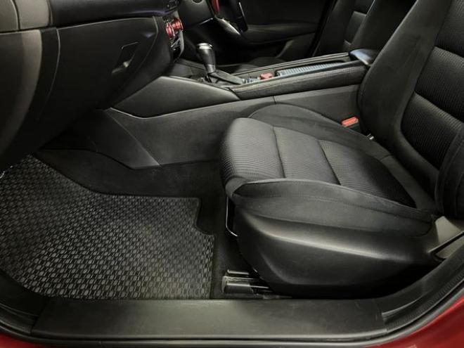 アテンザワゴンＸＤ　プロアクティブ　本州仕入　寒冷地仕様　禁煙車　ヘッドアップディスプレイ　スカイアクティブディーゼルターボ　クルーズコントロール　ワーウィック１７インチＡＷ　社外１７ＡＷ＋スタッドレスタイヤ付　エンジンスターター 4WD 2200 5Dr