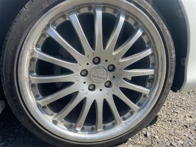 クラウンロイヤルサルーンｉ－Ｆｏｕｒ　ナビパッケージ　４ＷＤ　２０インチカールソン　ＤＶＤ再生　クルーズコントロール　パワーシート　ＥＴＣ　４ＷＤ　盗難防止システム　横滑り防止　ナビ　インテリジェントキー　バックモニター　ＨＤＤナビ 4WD 2500 4Dr