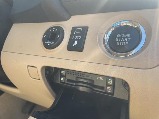 クラウンロイヤルサルーンｉ－Ｆｏｕｒ　ナビパッケージ　４ＷＤ　２０インチカールソン　ＤＶＤ再生　クルーズコントロール　パワーシート　ＥＴＣ　４ＷＤ　盗難防止システム　横滑り防止　ナビ　インテリジェントキー　バックモニター　ＨＤＤナビ 4WD 2500 4Dr