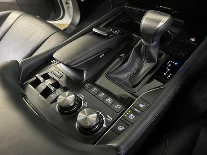 レクサスＬＸ５７０　本州仕入　寒冷地仕様　禁煙車　社外セキュリティ　マークレビンソン　純正２１インチＡＷ　社外１８ＡＷ＋スタッドレスタイヤ付　純正ブラックレザーシート　ヘッドアップディスプレイ　全方位パノラミックビュー 4WD 5700 5Dr