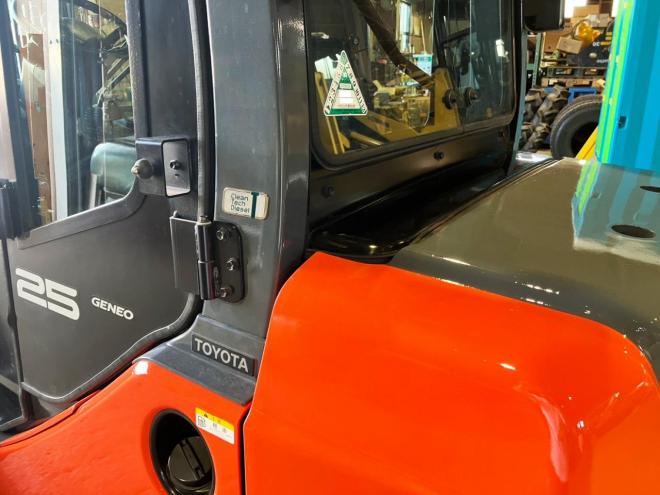 フォークリフトトヨタ　中古　8FDL25　建機