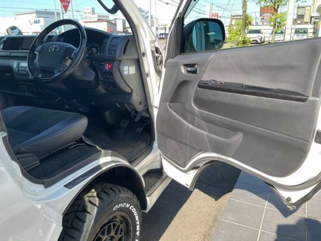 ハイエースバン2.7 スーパーGL ダークプライムII ワイド ミドルルーフ ロングボディ 4WD　TOYOオープンカントリーR/Tタイヤ　ナイトロパワーM29スティンガー16インチAW　ワンオーナー　両側パワースライドドア　ETC　Pivot製オートクルーズ付きスロコン　Tom's製テールライト　JAOS リヤスキッドバー 2700