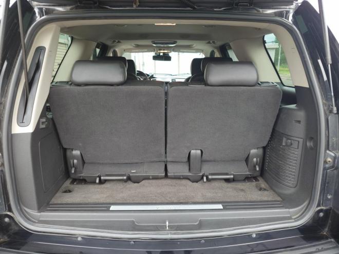 キャデラックエスカレード　ベースグレード　本革シート　サンルーフ　パワーシート　社外ナビ・TV・バックカメラ　社外26インチAW　社外4本出しマフラー　社外グリル　社外フロント＆リアエアロ　ETC　オートライト機能　 4WD 6200 5Dr