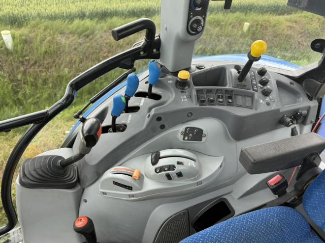 トラクターニューホランド T5.105 105馬力 自社使用トラクター