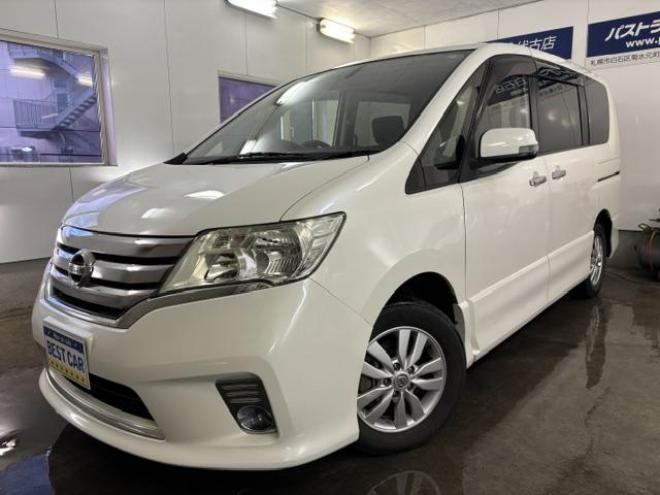 セレナハイウェイスター　禁煙車　寒冷地仕様　両側パワースライドドア　純正エアロ　純正１５インチＡＷ　社外１５ＡＷ＋スタッドレスタイヤ付　カロッツェリアディスプレイオーディオ　ＤＶＤ再生　ＡＵＸ再生　純正エンジンスターター 4WD 2000 5Dr