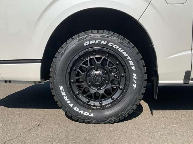 ハイエースバン2.7 スーパーGL ダークプライムII ワイド ミドルルーフ ロングボディ 4WD　TOYOオープンカントリーR/Tタイヤ　ナイトロパワーM29スティンガー16インチAW　ワンオーナー　両側パワースライドドア　ETC　Pivot製オートクルーズ付きスロコン　Tom's製テールライト　JAOS リヤスキッドバー 2700