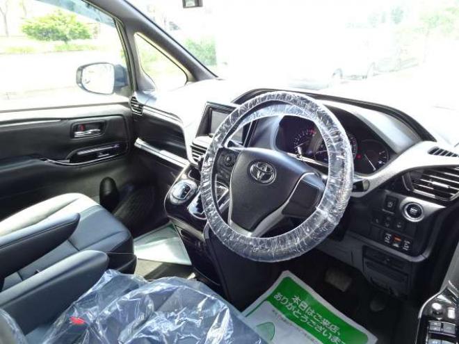 エスクァイア2.0 Gi 4WD　本州車　保証1年/走行距離無制限　4WD　セーフティセンス　両側パワースライドドア　社外ナビ　バックカメラ　本革シート　前席シートヒーター　アイドリングストップ　ビルトインETC　LEDヘッドライト　冬タイヤ付 2000
