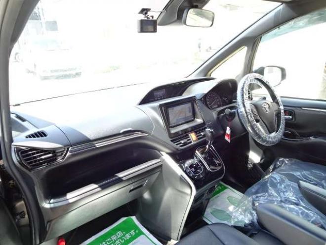 エスクァイア2.0 Gi 4WD　本州車　保証1年/走行距離無制限　4WD　セーフティセンス　両側パワースライドドア　社外ナビ　バックカメラ　本革シート　前席シートヒーター　アイドリングストップ　ビルトインETC　LEDヘッドライト　冬タイヤ付 2000
