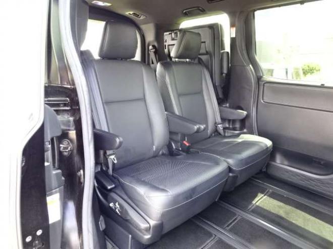 エスクァイア2.0 Gi 4WD　本州車　保証1年/走行距離無制限　4WD　セーフティセンス　両側パワースライドドア　社外ナビ　バックカメラ　本革シート　前席シートヒーター　アイドリングストップ　ビルトインETC　LEDヘッドライト　冬タイヤ付 2000