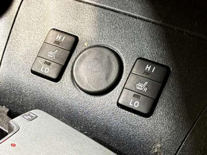プリウスPHV1.8 S　防錆塗装TVナビBカメ 2WD 1800